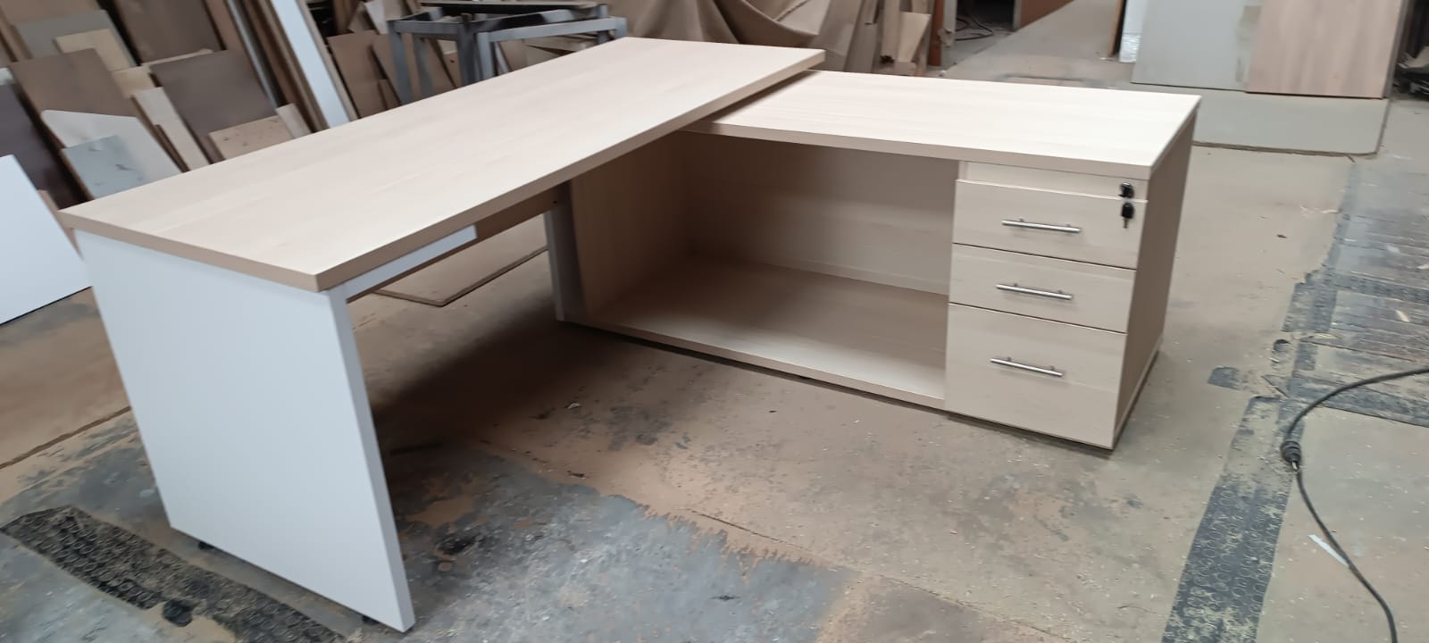 ESCRITORIO GERENCIAL CREDENZA